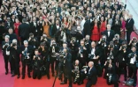 Public et photographes devant le tapis rouge à Cannes, le 19 mai 2018 