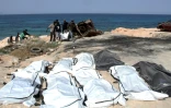 Des corps de migrants retrouvés morts, sont alignés le 22 février 2017 sur une plage près de Zawiyah en Libye