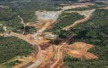 Vue aérienne de la mine de SimFer, dans la chaîne de montagne de Simandou en Guinée, le 2 septembre 2025. Le pays exportera bientôt ses premières cargaisons de minerai de fer, un projet qui promet de propulser ce pays pauvre au rang des plus grands exportateurs de fer mondiaux, suscitant espoir de faire décoller l'économie du pays mais aussi inquiétude des populations locales