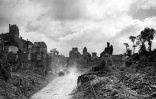 Des véhicules blindés américains circulent dans les rues jonchées de décombres de Saint-Lô, en Normandie, dans le nord de la France, en octobre 1944, pendant la Seconde Guerre mondiale