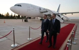Le président français Emmanuel Macron (g) est accueilli par le ministre syrien des Affaires étrangères Assaad al-Chaibani (d) à son arrivée à l'aéroport international de Damas, pour une visite d'État, le 6 juillet 2026 en Syrie