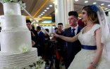 Sundus Garis, 16 ans, et son mari Farid Mallo, 19 ans, issus de la minorité des Yazidis, coupent leur gateau de mariage après la cérémonie près de Dohouk, le 23 janvier 2020