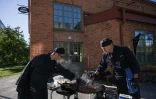 Préparation d'un plat au café Hitom à Hägersten, au sud de Stockholm, lors d'une initiative visant à sensibiliser aux repas qui peuvent être préparés dans des conditions d'état d'urgence, le 23 septembre 2025 en Suède