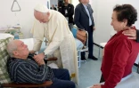 Le pape François discute avec une victime du séisme à Amatrice, le 4 octobre 2016, dans une photo diffusée par le service de presse du Vatican