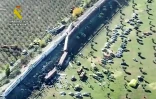Image tirée d’une vidéo filmée et diffusée par la Garde civile espagnole montrant des secouristes sur les lieux d’une collision entre un train à grande vitesse Renfe AVE et un train Iryo, entre Urda et Los Yébenes, dans la province de Tolède, le 28 octobre 2026 en Espagne