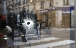 Un impact de balle dans une vitre d'un café au croisement de la rue Saint-Augustin et Monsigny à Paris, le 13 mai 2018, au lendemain de l'attaque jihadiste au couteau qui a fait un mort