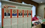 Les portraits des cinq candidats à la présidentielle au Bélarus, dont au centre Alexandre Loukachenko, au pouvoir depuis 1994, dans un bureau de vote à Minsk le 23 janvier 2025
