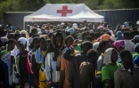 Des migrants rassemblés devant le centre d'accueil de Lampedusa, le 14 septembre 2023 en Italie