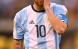 L'attaquant vedette de l'Argentine Lionel Messi dépité après avoir raté son tir au but face au Chili en finale de la Copa America, le 26 juin 2016 à East Rutherford (New Jersey)