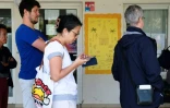Attente des électeurs avant de voter sur l'indépendance dans un bureau de Nouméa, le 4 octobre 2020