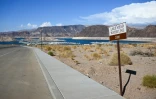 Un panneau montre où était le niveau du lac Mead en 2000 à Boulder City, Nevada