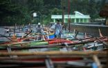 Des pêcheurs philippins amarrent leurs embarcations dans la baie de Santo Domingo, dans la province d'Albay, devant l'avancée du typhon Nock-Ten, le 25 décembre 2016