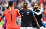 Le gardien de l'équipe de France, Hugo Lloris (à g.) avec Paul Pogba (au c.), à la fin du 1er match du groupe C, face à l'Australie à Kazan en Russie, le 16 juin 2018 