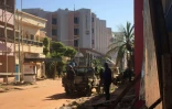 Des soldats maliens en position devant l'hôtel Radisson Blu où 170 personnes sont prises en otages par deux assaillants, le 20 novembre 2015 à Bamako, au Mali