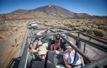Un groupe de touristes dans le parc national El Teide, dans les Canaries, le 26 juillet 2015