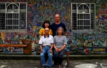 L'artiste Wu Tsun-hsien (à droite) pose avec sa famille le 21 mai 2019 à Ruan Chiao