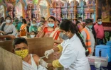 Vaccination à l'extérieur d'un temps hindou à Hyderabad, en Inde, le 25 juin 2021