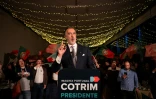 Le candidat libéral à la présidence du Portugal, João Cotrim Figueiredo, s’exprime lors d’un dîner de campagne à Braga, dans le nord du Portugal, le 16 janvier 2026