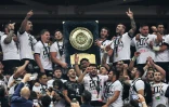 Les joueurs toulousains posent avec le Bouclier de Brennus, après avoir remporté la finale du Top 14 contre Clermont, le 15 janvier 2019 au Stade de France à Saint-Denis