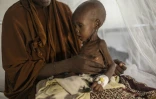 Une Somalienne récemment déplacée tient dans ses bras son bébé souffrant de malnutrition sévère dans un centre de santé, à Kismayo, le 22 avril 2026 