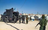Des membres des forces de sécurité kurdes lors d'une opération dans le camp d'al-Hol qui accueille des proches de combattants présumés du groupe État islamique (EI), le 26 août 2022 dans le nord-est de la Syrie