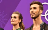 Gabriella Papadakis et Guillaume Cizeron attendent leurs notes après le programme court de danse sur glace, à Gangneung, le 19 février 2018