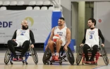 Le nageur français Florent Manaudou (c.) lors d'un match d'exhibition de basket en fauteuil, à Bordeaux, le 23 novembre 2023