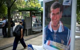 Un homme marche près d'une photo de l'ancien footballeur français Zinedine Zidane, lors d'une exposition consacrée à l'album Panini de la Coupe du monde, sur l'avenue Reforma à Mexico, le 11 mai 2026