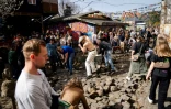 Des habitants du quartier de Christiania dépavent Pusher Street, l'artère principale de cet ancien paradis hippie niché au cœur de Copenhague, où le cannabis était en vente libre, le 6 mars 2024