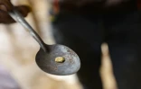 Une pépite d'or extraite dans une mine d'or artisanale à El Dorado, dans l'Etat de Bolivar, le 25 mai 2025 au Venezuela