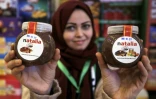 Une employée tient des pots de "Natalia" une imitation de Nutella, dans la ville de Gaza, le 12 février 2020