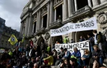 Les employés de l'Opéra national de Paris manifestent devant l'Opéra Garnier, le 17 février 2020, à Paris