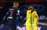 Deux joueurs nantais se congratulent après la victoire, 2 buts à 1 face au Paris Saint-Germain et son attaquant Kylian Mbappé, lors de leur match de L1, le 14 mars 2021 au Parc des Princes 