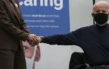La future Première dame Jill Biden (G), tient la main de Joe Biden après sa vaccination, dans le Delaware, le 21 décembre 2020