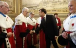 Le président Emmanuel Macron sert la main du Premier président de la cour de cassation Bertrand Louvel à Paris, le 15 janvier 2018