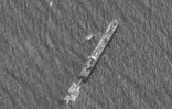 Image satellite diffusée par Maxar Technologies le 29 avril 2024 montrant le navire USNS Roy P. Benavidez près d'un quai flottant, au large de la bande de Gaza