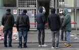 Des réfugiés devant la "plate-forme d'accueil des refugiés" de France Terre d'Asile à Paris en janvier 2017
