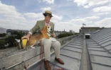 L'apiculteur Audric de Campeau avec son chien sur le toit de la Monnaie de Paris, le 16 juillet 2017 à Paris