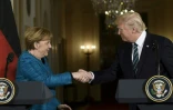 Donald Trump et Angela Merkel se serrent la main à la Maison-Banche à Washington après la conférence de presse le 17 mars 2017