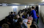 Oreste et ses camarades de classe étudient dans un abri lors d’une alerte aérienne à Kiev, le 13 octobre 2026 en Ukraine