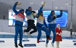 La joie des Français Richard Jouve, Hugo Lapalus, Clément Parisse et Maurice Manificat, après leur médaille de bronze dans le relais 4x10 km aux Jeux olympiques de Pékin, le 13 février 2022 sur le site de ski de fond à Zhangjiakou