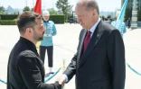Le président turc Recep Tayyip Erdogan (d) accueille son homologue ukrainien Volodymyr Zelensky à Ankara, le 15 mai 2025