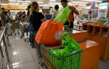 Une femme à la caisse d'un supermarché utilise des sacs en tissu pour ses courses, le 16 juillet 2019 à Denpasar, sur l'île indonésienne de Bali