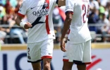 Achraf Hakimi félicité parSenny Mayulu après avoir marqué le but du break pour Paris contre Seattle au Lumen Field, le 23 juin 2025 