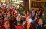 Des exilés tibétains lors d'une prière conduite par le Dalaï Lama à McLeod Ganj, dans le nord de l'Inde, le 5 juillet 2025
