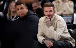 Les anciens footballeurs, le Brésilien Ronaldo (g) et l'Anglais David Beckham, assisteznt au match de la NBA entre Cleveland et Brooklyn, délocalisé à Paris, le 11 janvier 2024.