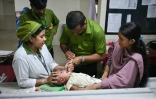 Un enfant reçoit un traitement contre la rougeole à l'hôpital Shishu, le 4 septembre 2026 à Dacca, au Bangladesh