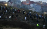 Des personnes sont rassemblées sur une colline près de Bab Sebta, à la frontière entre le Maroc et l’Espagne, près de l’enclave espagnole de Ceuta et de la ville marocaine de Fnideq, le 30 juillet 2026