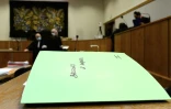 Des dossiers exposés dans la salle d'audience avant le procès de cinq personnes chargées de la construction d'un immeuble dont le balcon s'est effondré en octobre 2016, tuant quatre étudiants, à Angers, le 9 février 2022