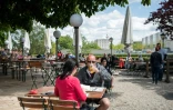 Des clients prennent une bière en terrasse à Berlin, le 21 mai 2021